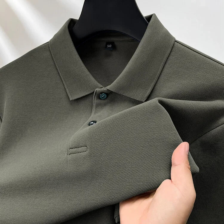 Long-sleeved men's polo shirt made of high-quality cotton – simple elegance and first-class comfort.