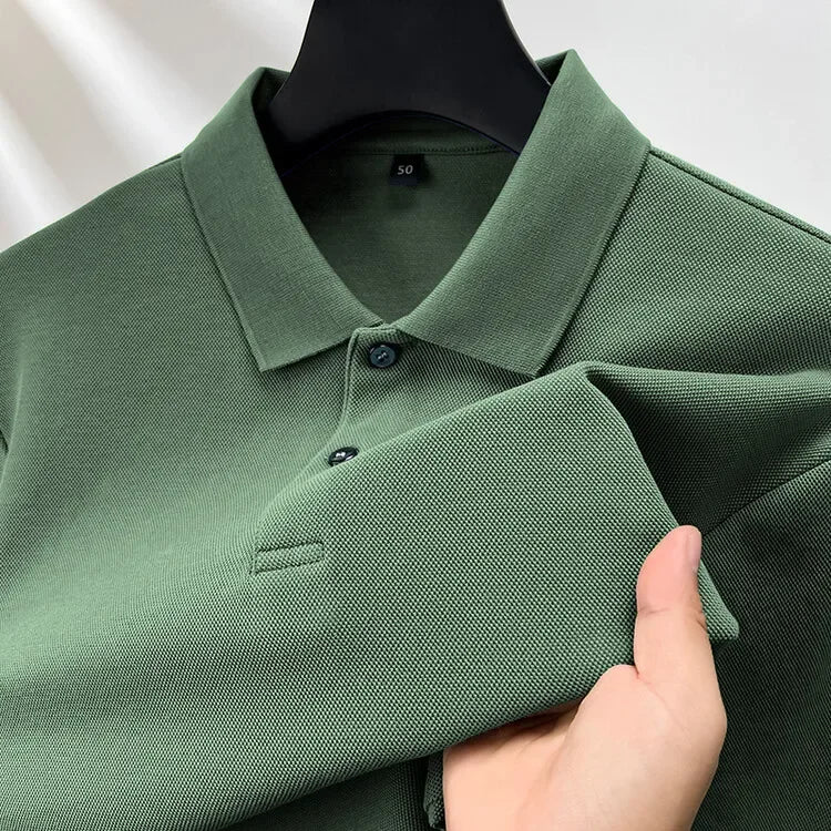 Long-sleeved men's polo shirt made of high-quality cotton – simple elegance and first-class comfort.