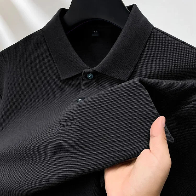 Long-sleeved men's polo shirt made of high-quality cotton – simple elegance and first-class comfort.