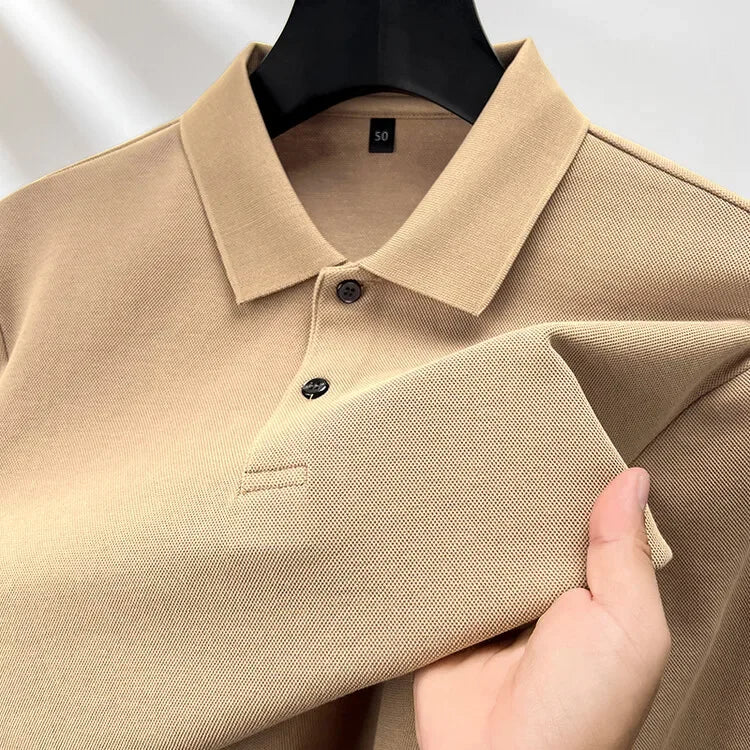 Long-sleeved men's polo shirt made of high-quality cotton – simple elegance and first-class comfort.