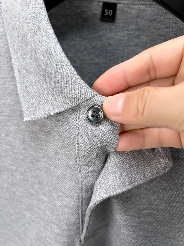 Long-sleeved men's polo shirt made of high-quality cotton – simple elegance and first-class comfort.