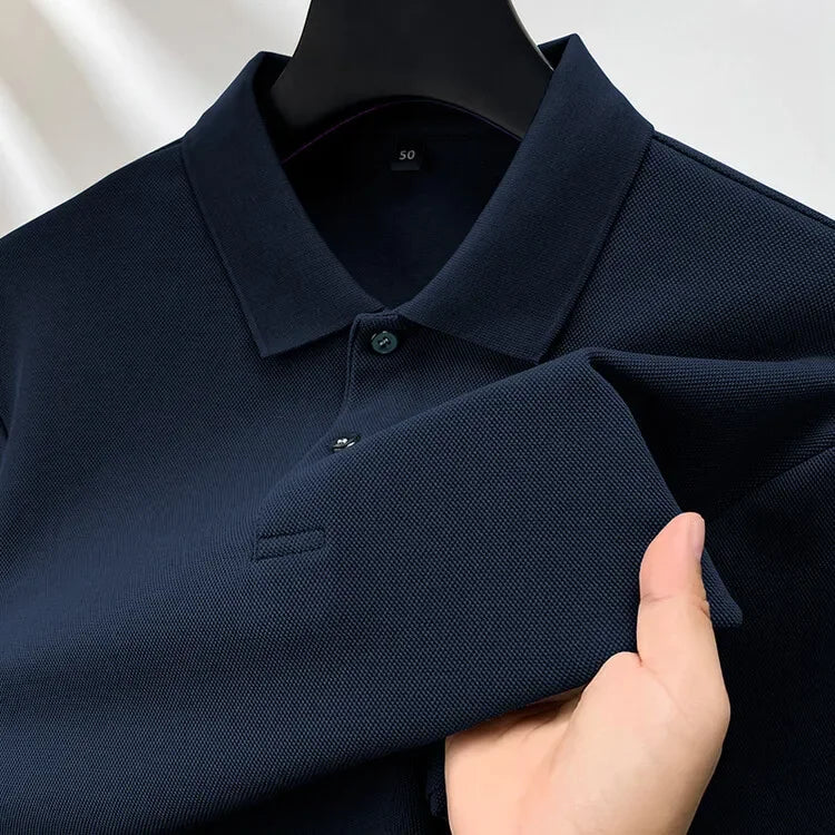 Long-sleeved men's polo shirt made of high-quality cotton – simple elegance and first-class comfort. 